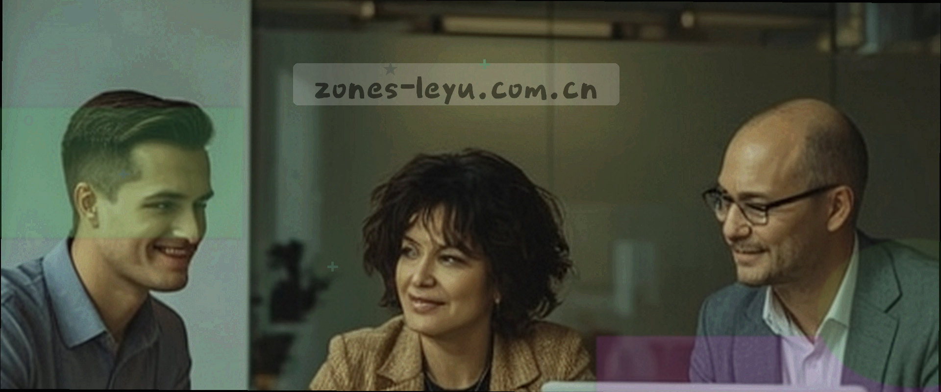 球场全景，红橙色调下的赛场氛围